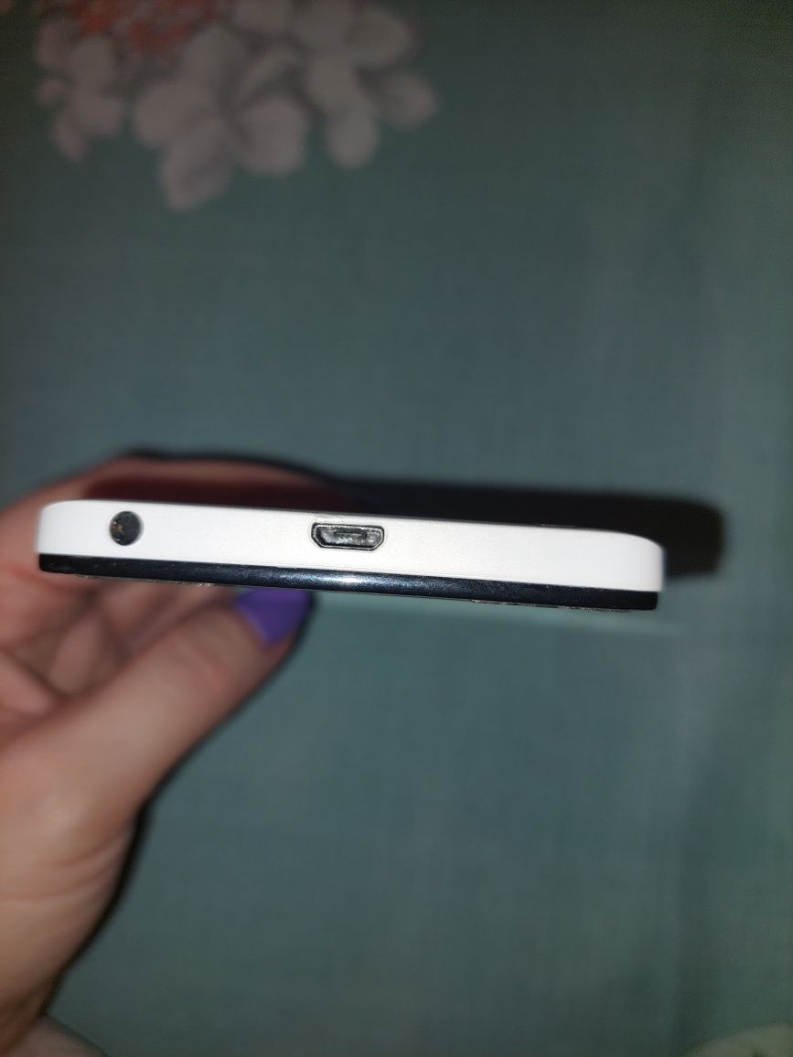 Смартфон Lenovo A6010 в гарному стані білий