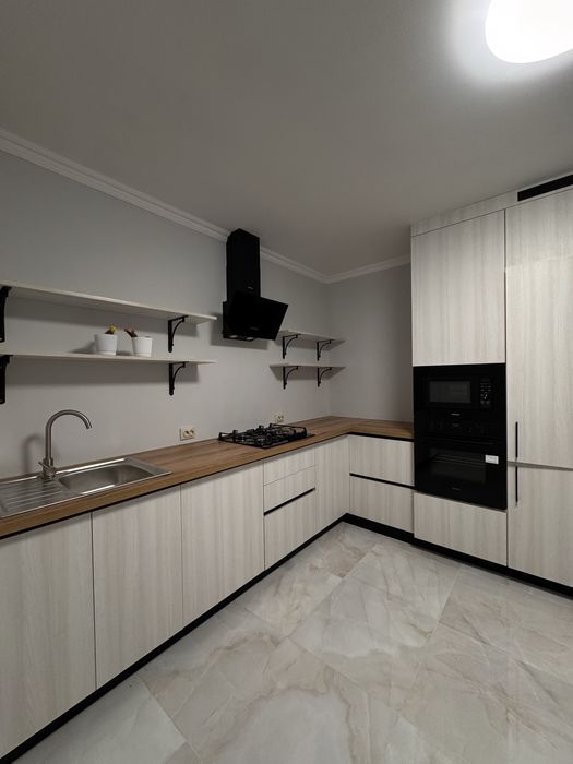 Продається просторий, новий будинок. Поруч р-ку Краснодонців