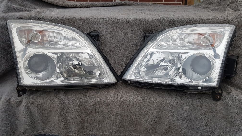 Lampy przód Opel Vectra C . Xenon