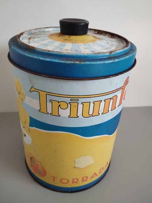 Termo e lata de bolacha triunfo