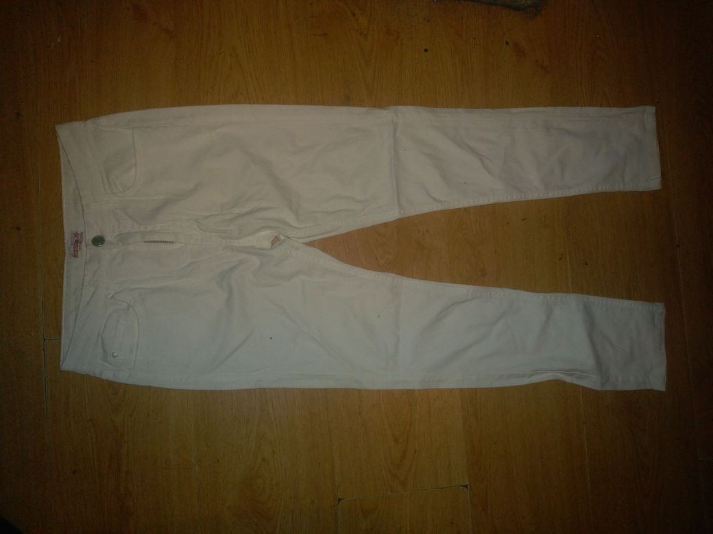 Białe spodnie rurki jeans