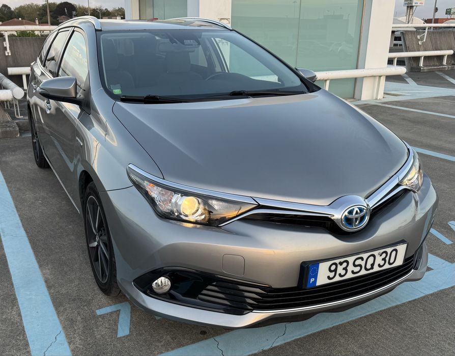 Toyota Auris Touring S. Híbrida + GPL Garantia Toyota Relax até 2027