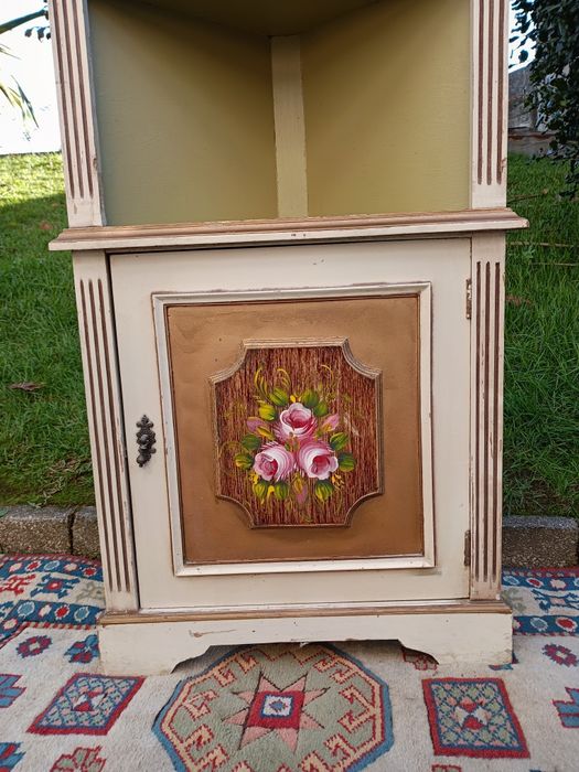 Móvel de canto em madeira com pintura artesanal,
Medidas:168/57/34cm
E
