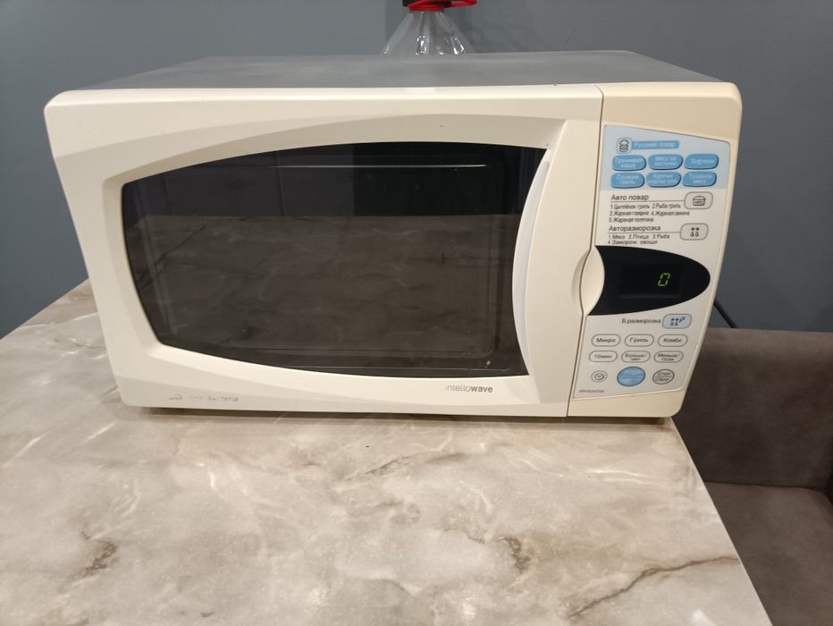 Микроволновая печь LG Intelowave MH-6342W  23л сенсорная. Все исправно