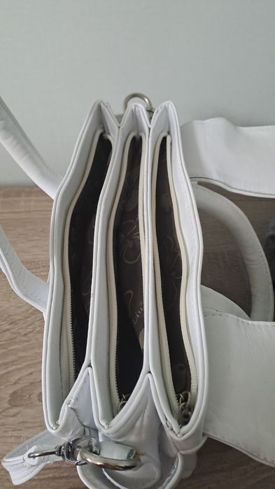 Продам белую сумочку.