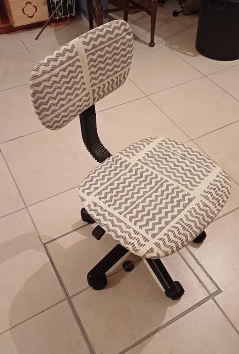 Cadeira de escritorio em tecido branco e azulão