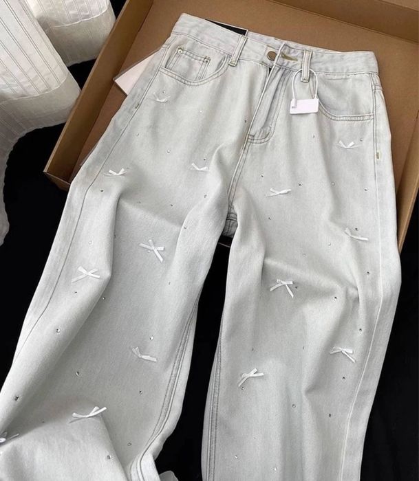 Світло-блакитні джинси