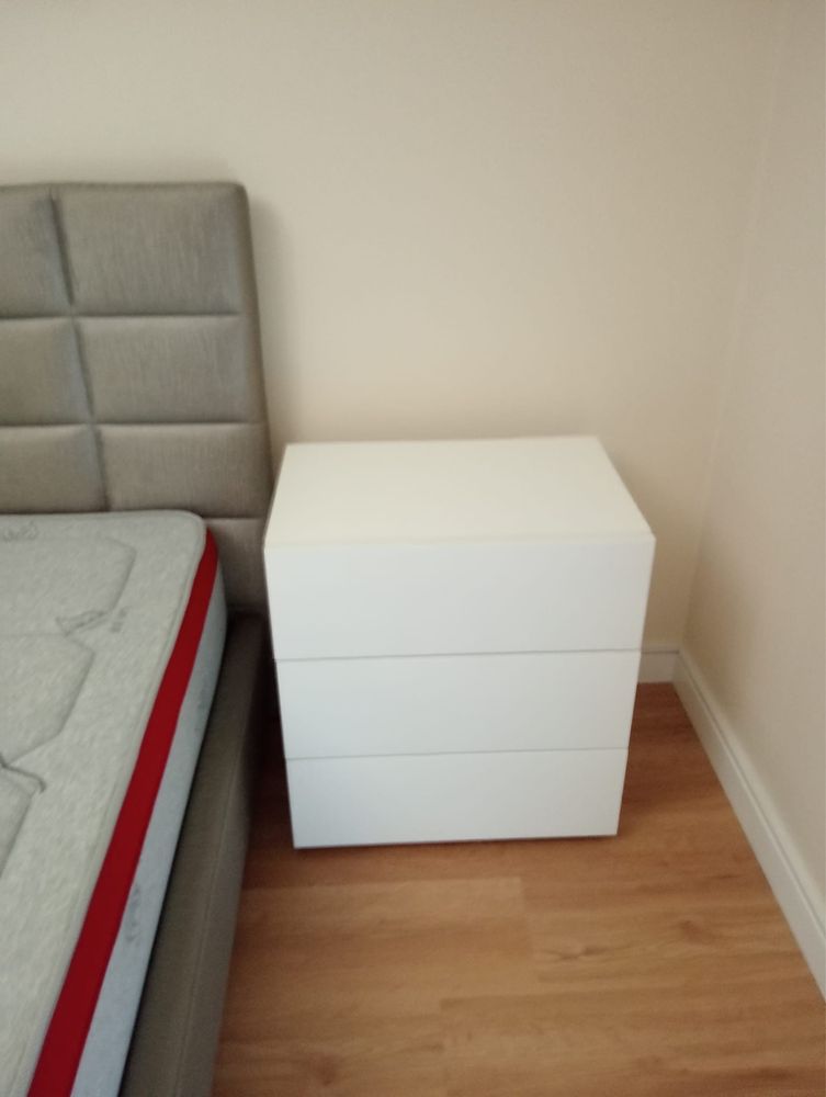 Cama + Colchão + Mesas de cabeceira