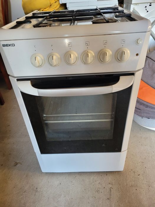 Продам газову плиту з електричною духовкою