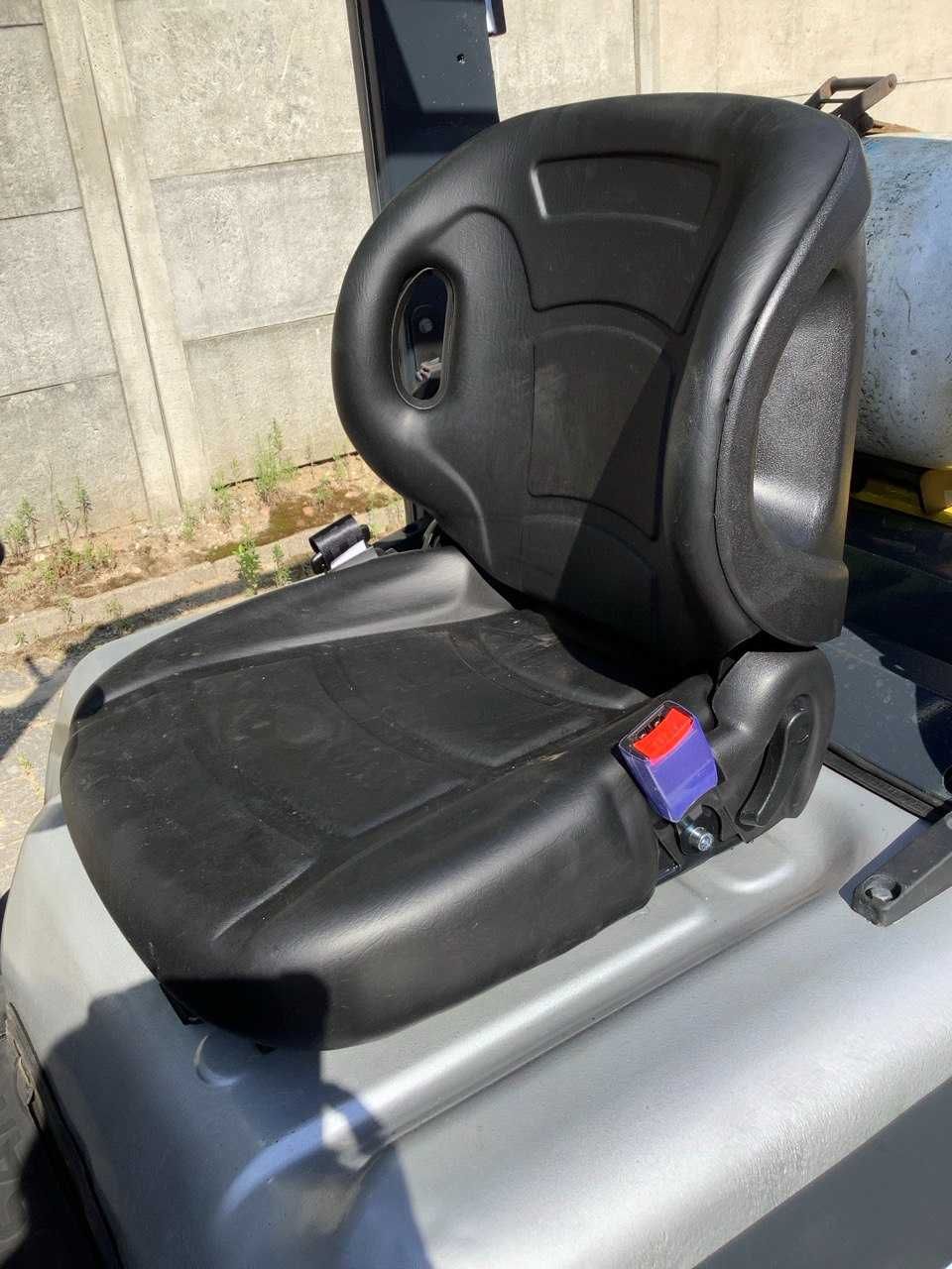 Gazowy wózek widłowy Nissan FG18, triplex, po serwisie, 2014.