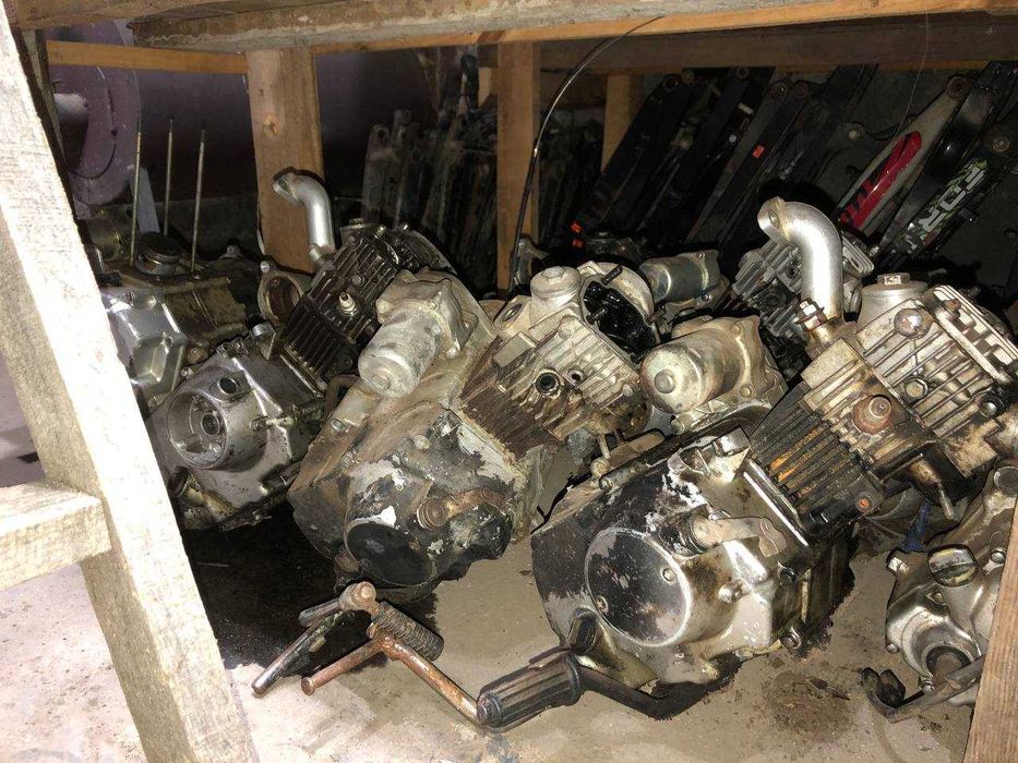 В наяності все що на фото, запчастини моторів, мотор 110куб, мотор 250