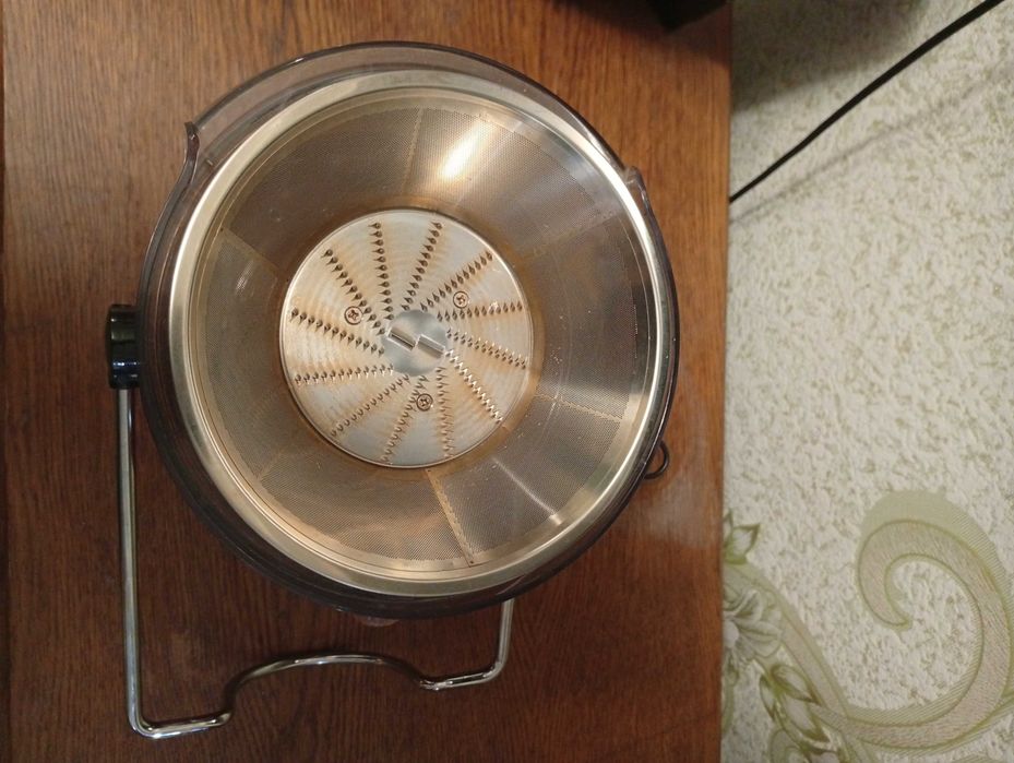 Соковичавниця (соковыжималка) електрична б/в Maxwell MW-1102