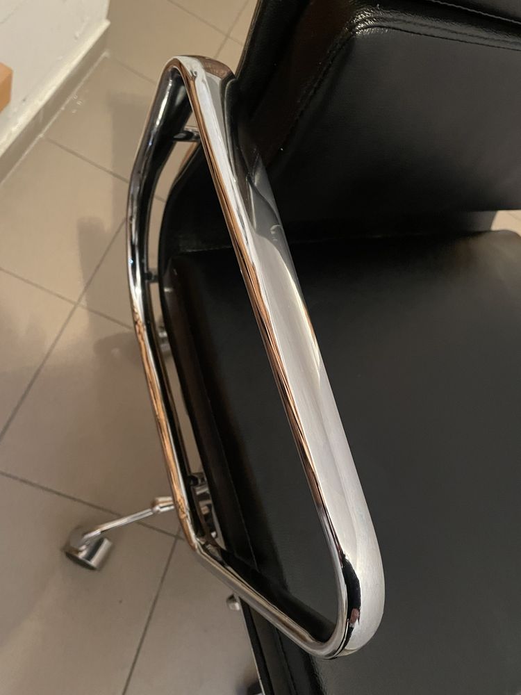 Fotel biurowy model EA217