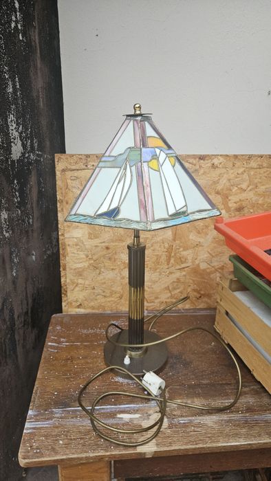 Witrażowa lampa stołowa