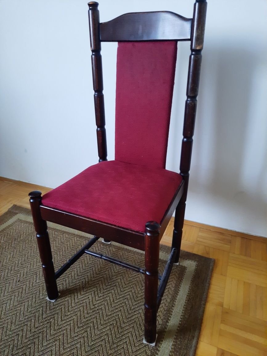 Solidne, drewniane krzesło