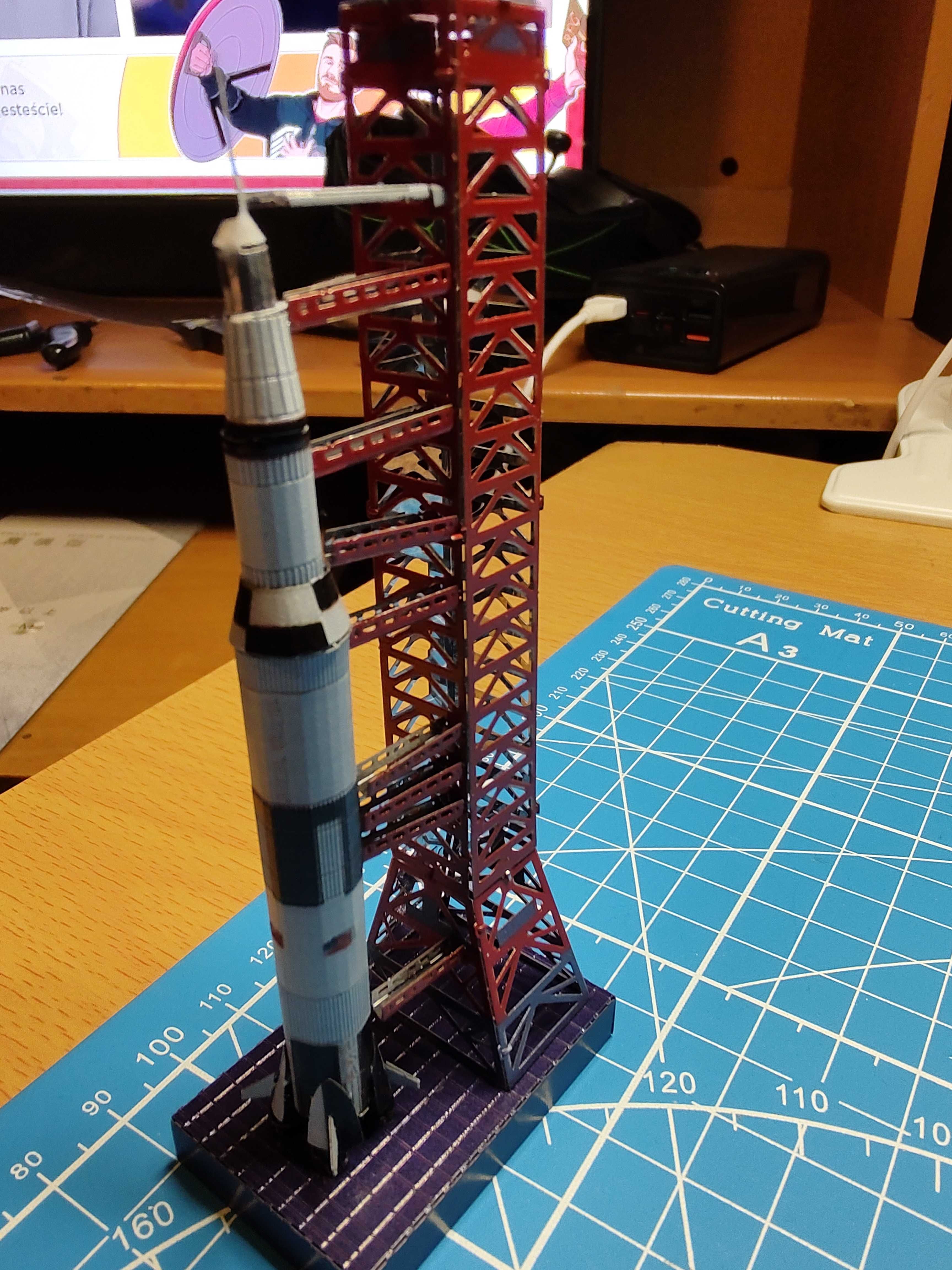 Rakieta Saturn V z wyrzutnią metalowy model 3D Metalhead gotowy