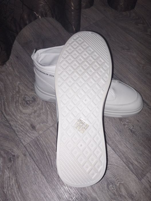 Продам новые высокие красовки, белые, кожзам, 43 р.