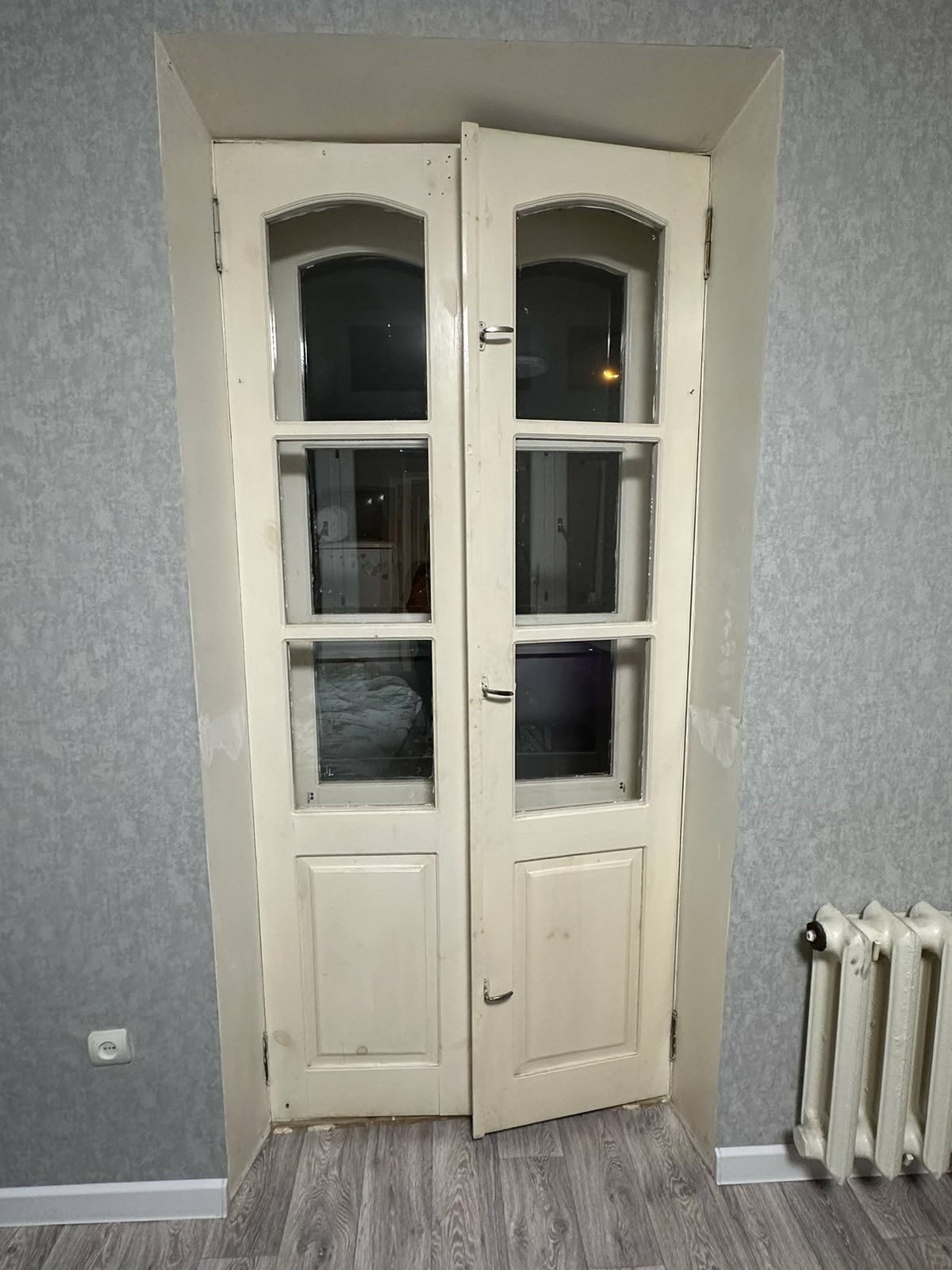 Срочно.Продам деревяые двери. За 8 полотен цена 1600