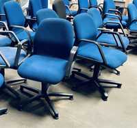 Cadeiras de escritório giratórias, com braços.