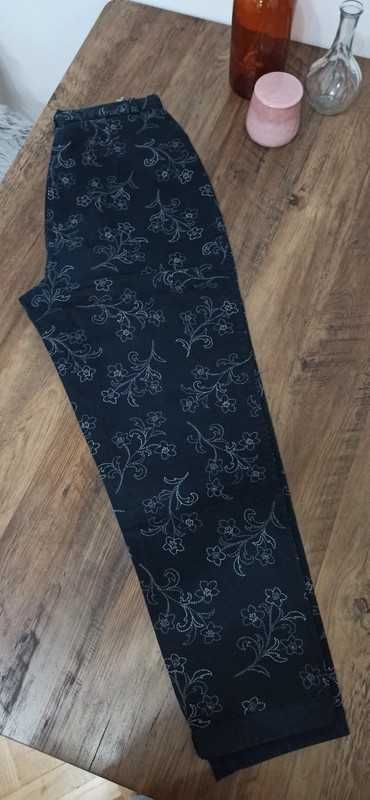 Spodnie mom fit, czarne w białe kwiaty, 40