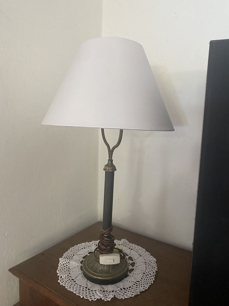 Piękna wysoka mosiężna lampa