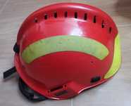 Capacete de segurança vermelho usado para bombeiro, escalagem