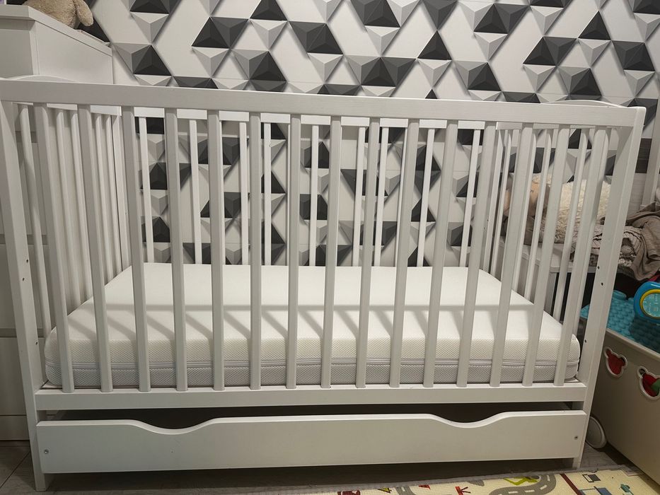 Drewniane łóżeczko/tapczan z szufladą białe + materac Babysense air