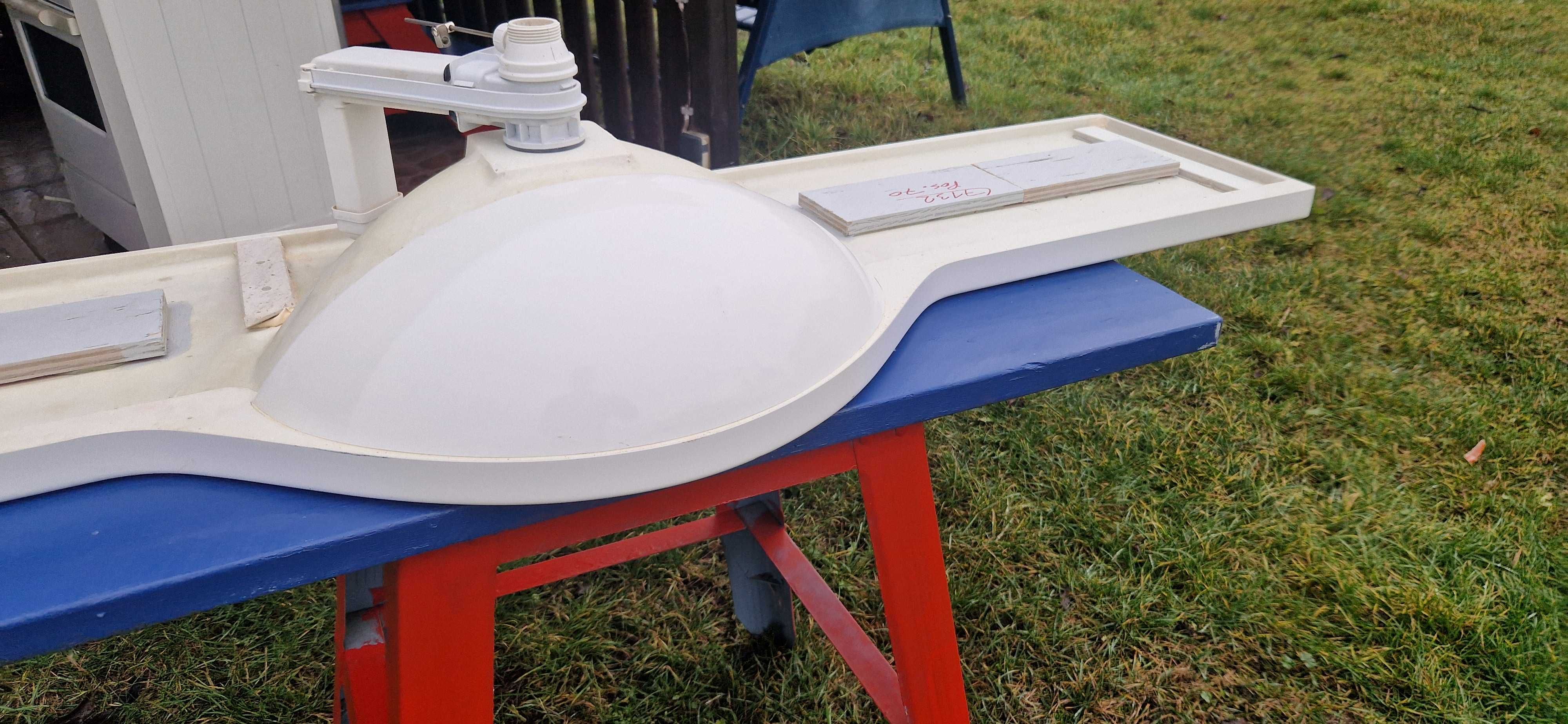 Umywalka ceramiczna 146,5 cm. x 52,5 cm.