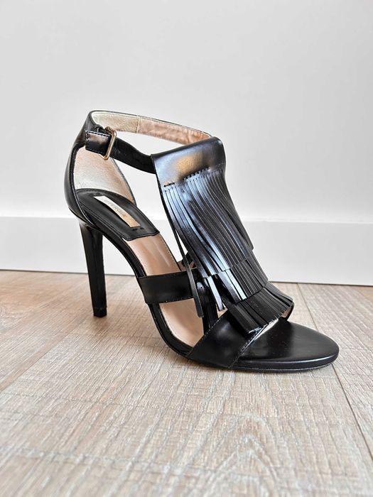 Sandálias em pele preta Üterque