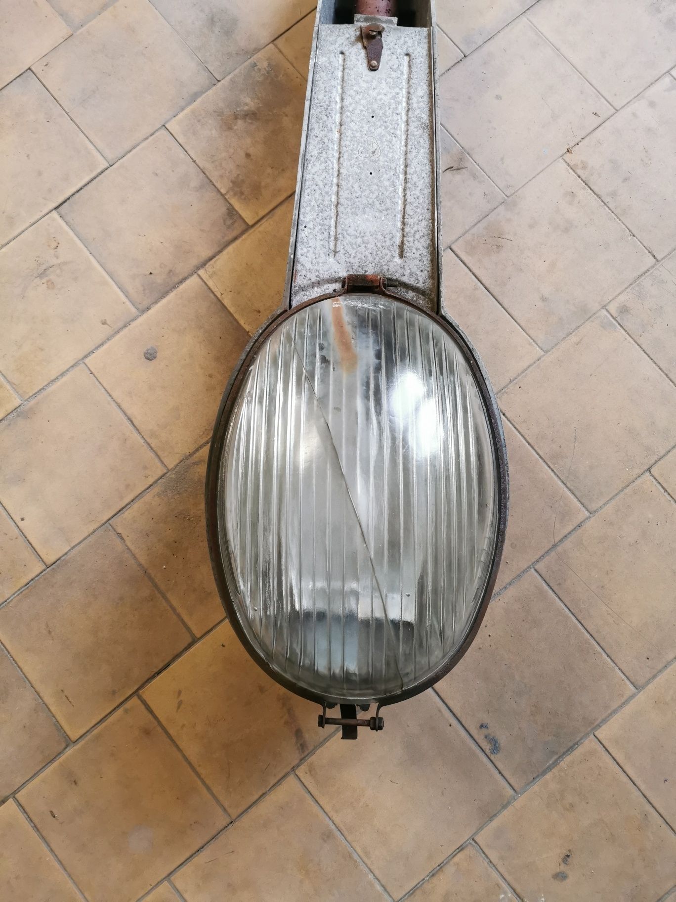 Lampa uliczna uszkodzony klosz