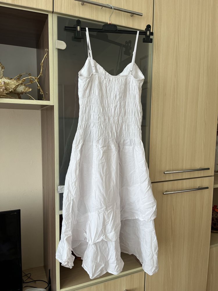 Літня біла сукня