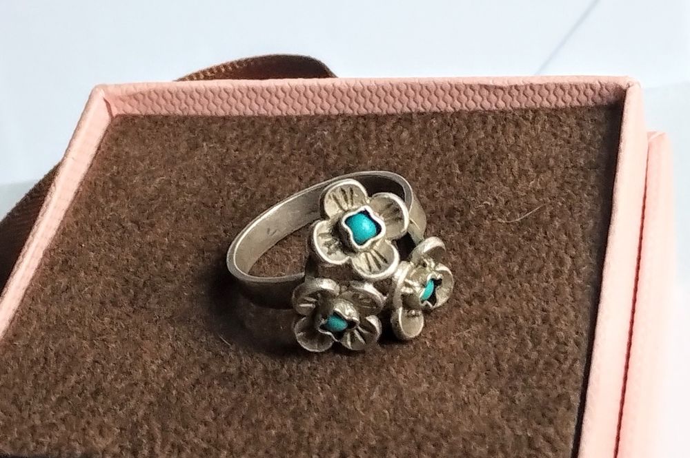Srebrny pierścionek Warmet. Niezapominajki z turkusami.