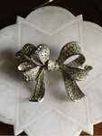Alfinete Vintage Laço de Strass 8 cm Marcado Barrera