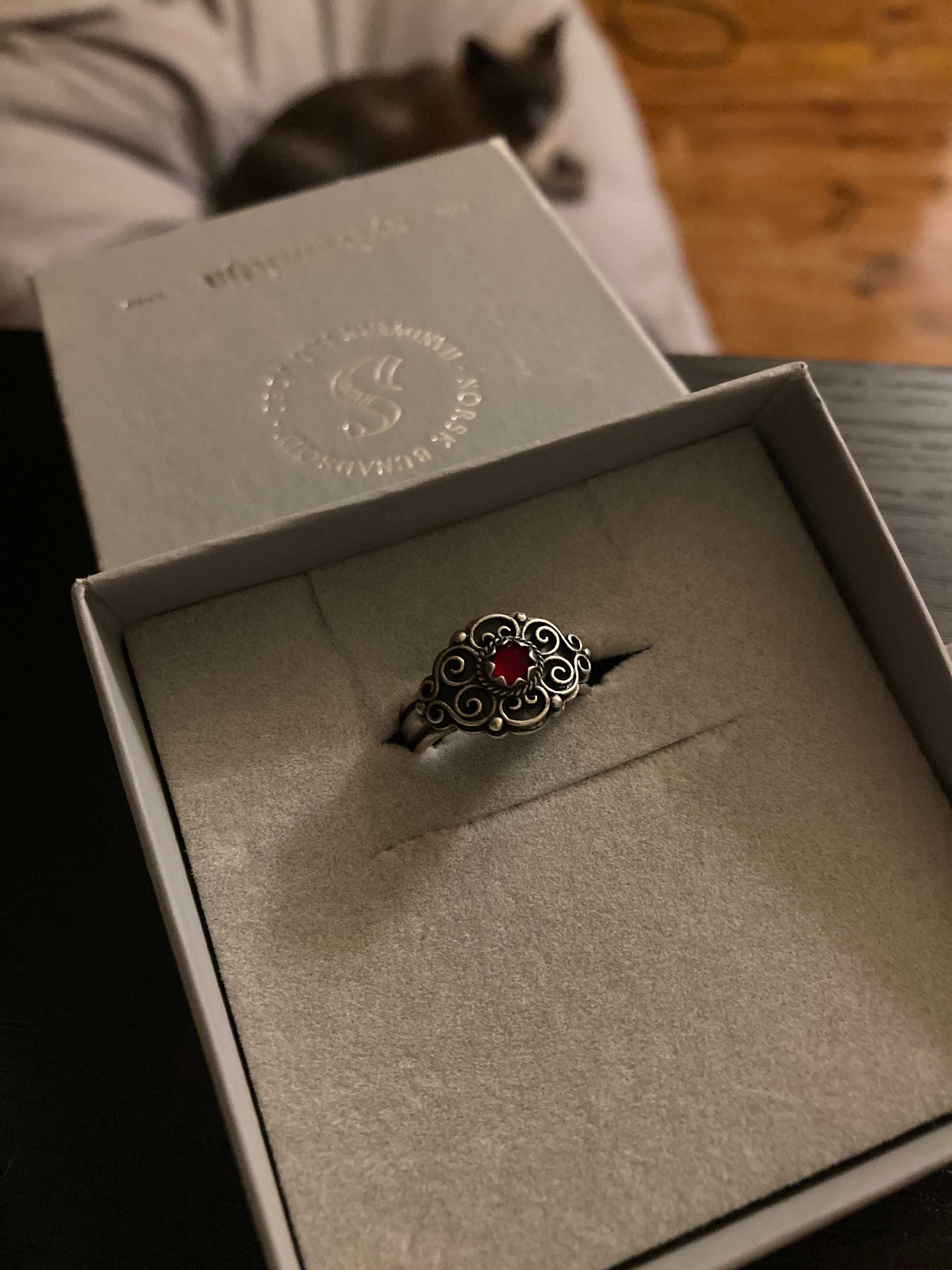 Anel Prata Bunad Silver Redstone Ring Norwegian Sylvsmidja
