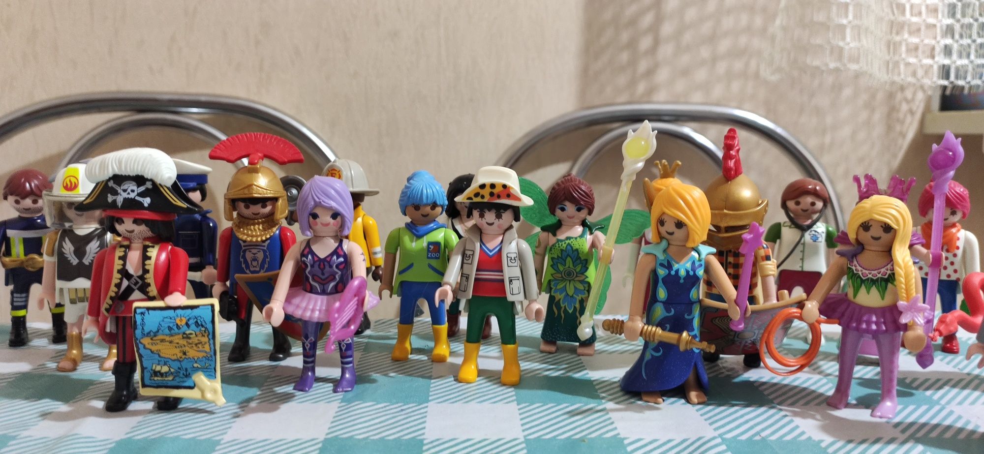 Playmobil  20 фігурок різних професій, ціна за всі.

Дж