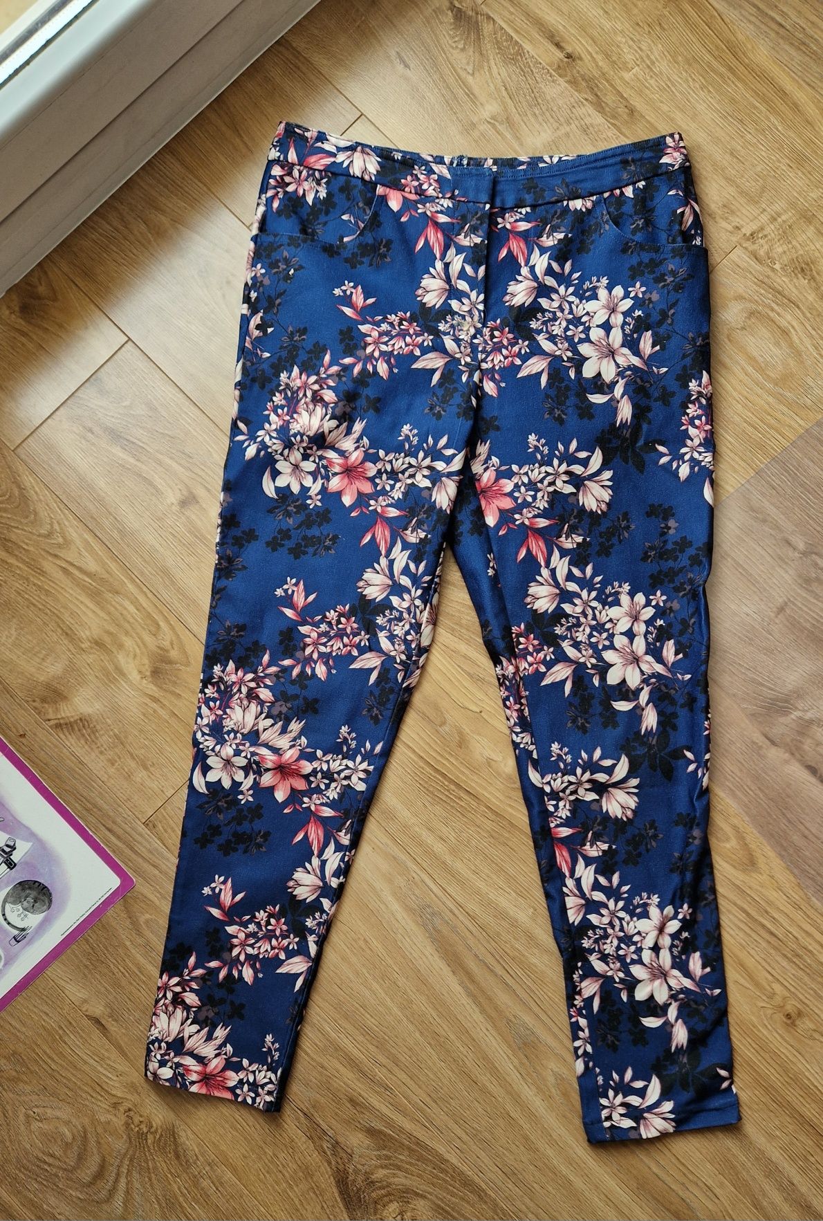 Spodnie damskie w kwiaty niebieskie 36