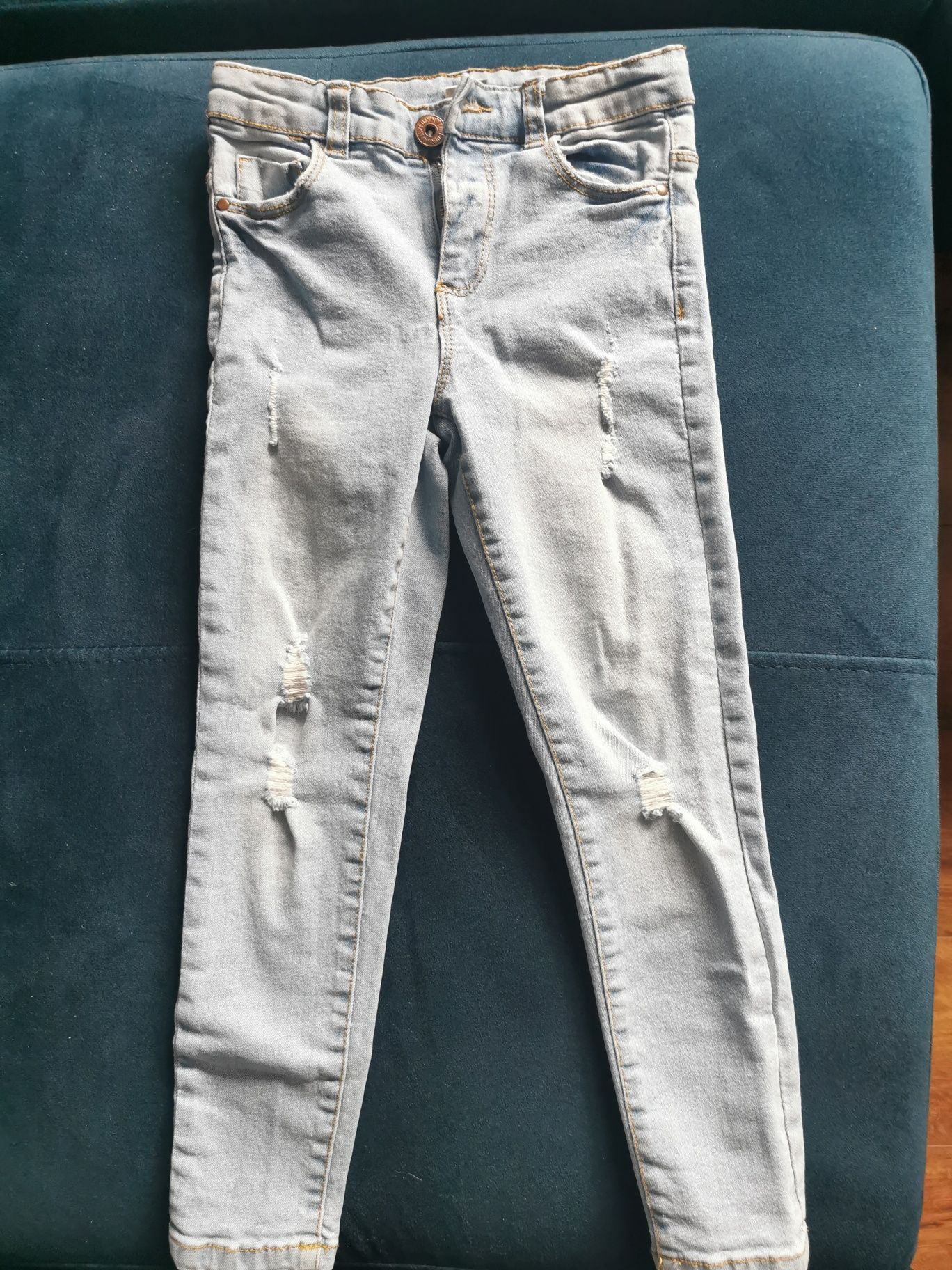 Spodnie jeans z przetarciami 110