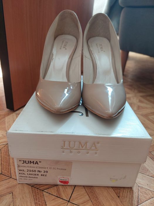 Szpilki beżowe lakier