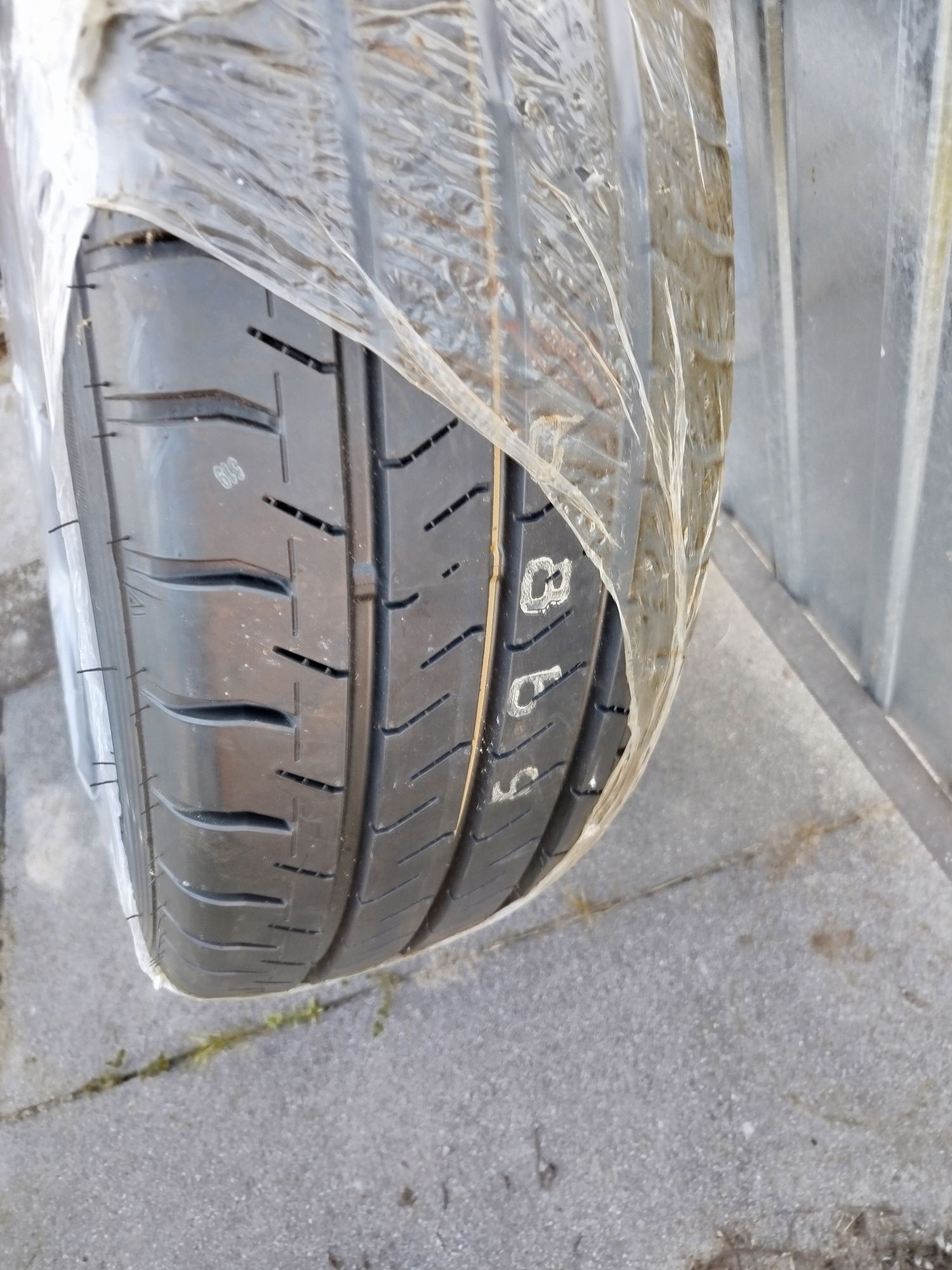 Nowa opona do busa 235 FALKEN