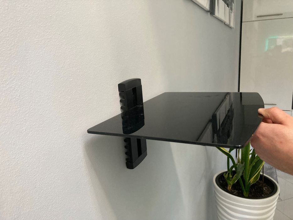 Półka pod tv przykręca na ściany szklana
