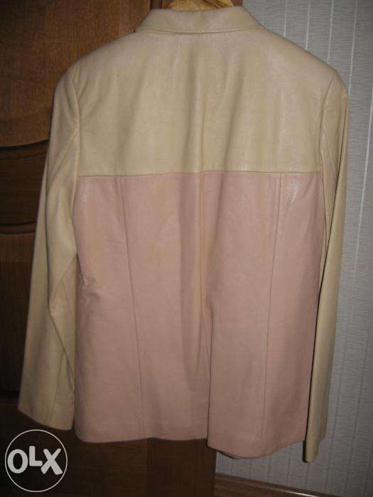 Новая женская светлая пиджак-куртка из натуральной кожи.