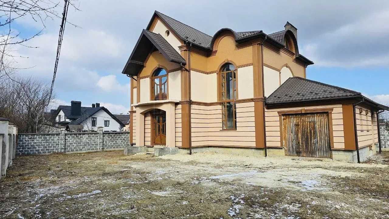 Будинок з великою ділянкою у передмісті Івано-Франківська