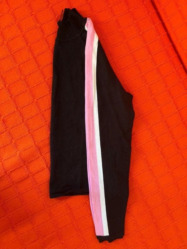 Camisola preta com riscas rosa