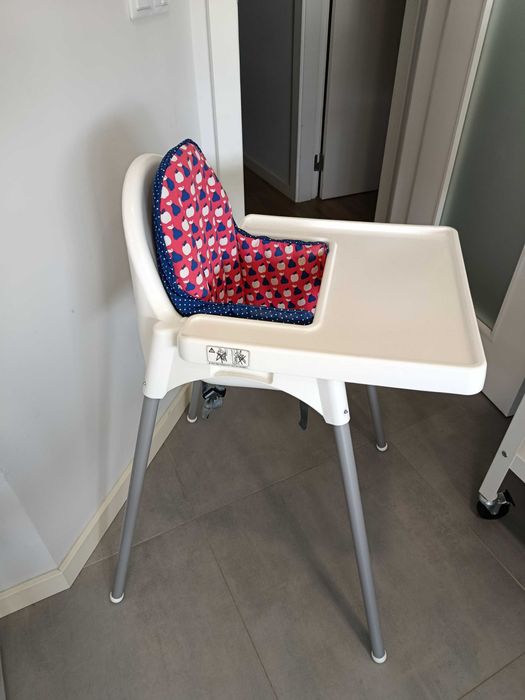 ** Cadeira de refeição + almofada IKEA **