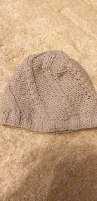Sprzedam popielatą czapkę  w srebrną nitkę damska