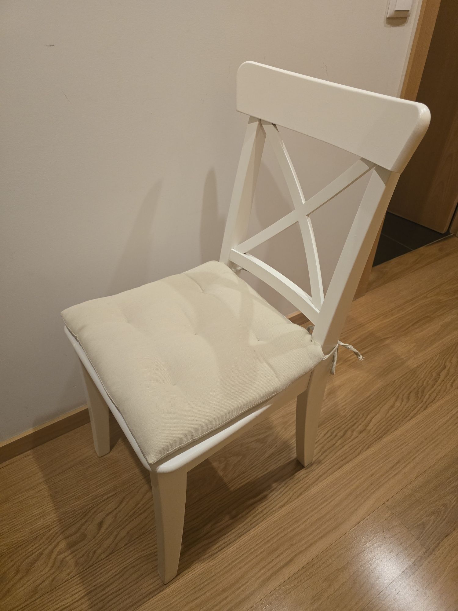 Mesa extensível IKEA EKEDALEN + 2 cadeiras INGOLF (brancas)