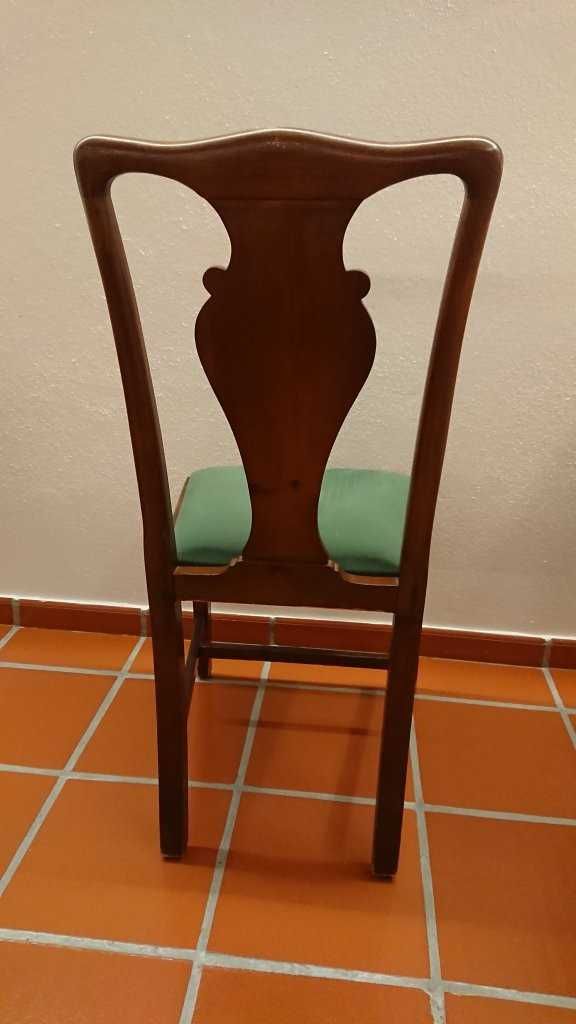 Cadeiras de madeira estofadas (restaurante / café)