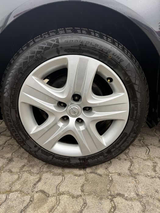 Opel - felga strukturalna 120x5; opony zimowe 225/50/17 + kołpaki free
