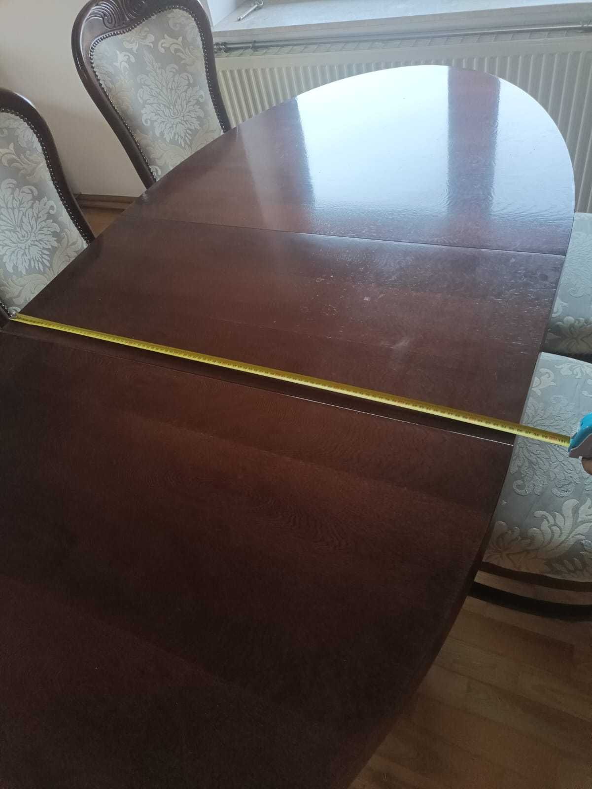 Stół i krzesła z litego drewna.