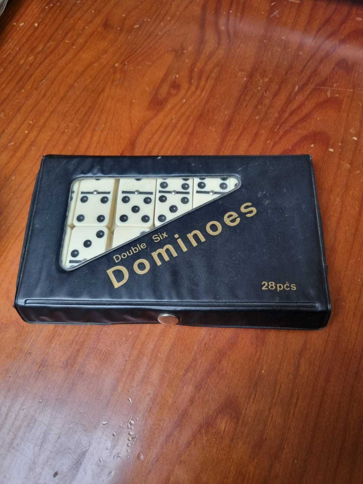 Jogo de Dominós com 28 peças